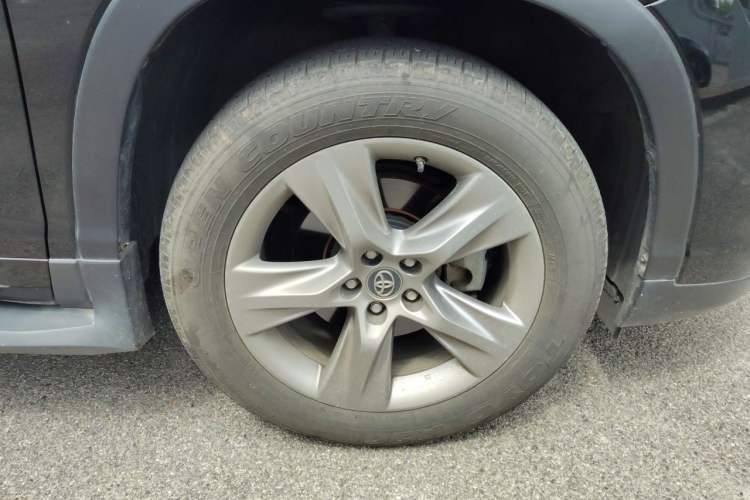 Used Toyota Highlander 2018 2.0T Four-Wheel Drive Prestige Version 7 Seats China VI Standard Right Front Wheel Hub