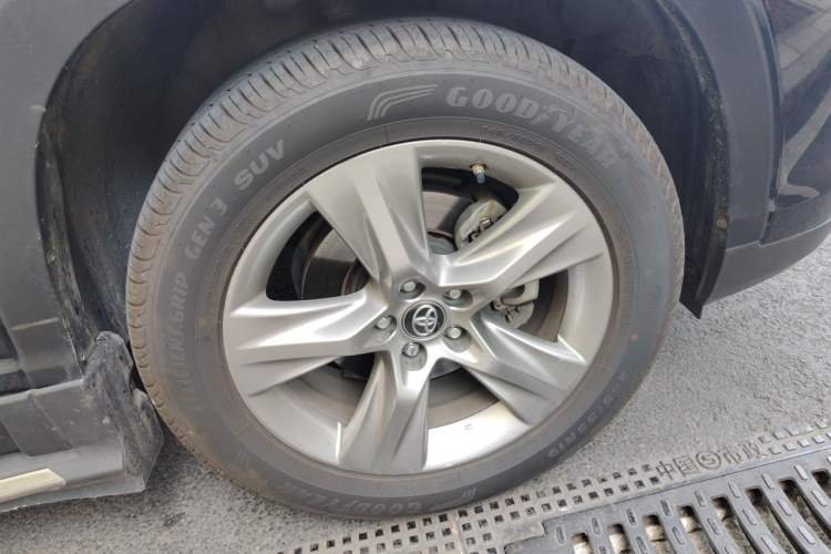 Used Toyota Highlander 2018 2.0T Four-Wheel Drive Prestige Version 7 Seats China VI Standard Right Front Wheel Hub