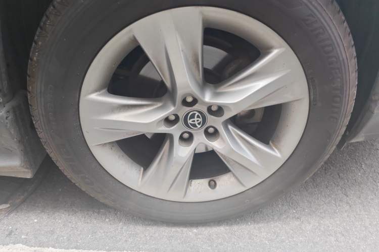Used Toyota Highlander 2018 2.0T Four-Wheel Drive Luxury Version 7 Seats China VI Standard Right Front Wheel Hub