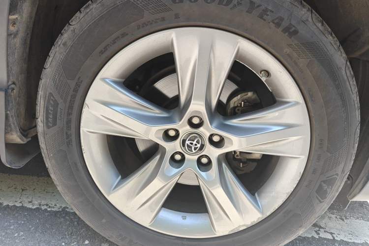 Used Toyota Highlander 2018 2.0T Four-Wheel Drive Luxury Version 7 Seats China VI Standard Right Front Wheel Hub