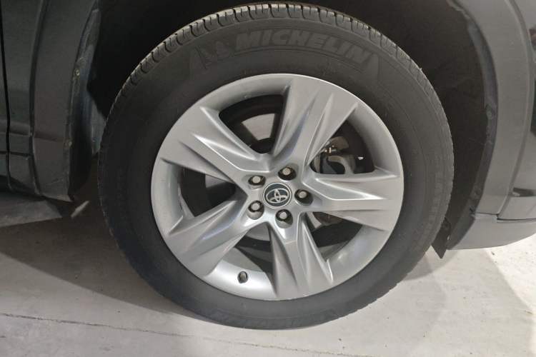 Used Toyota Highlander 2018 2.0T Four-Wheel Drive Luxury Edition 7 Seats China V Emission Standard Right Front Wheel Hub