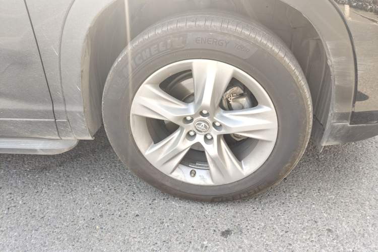 Used Toyota Highlander 2018 2.0T Four-Wheel Drive Luxury Edition 7 Seats China V Emission Standard Right Front Wheel Hub