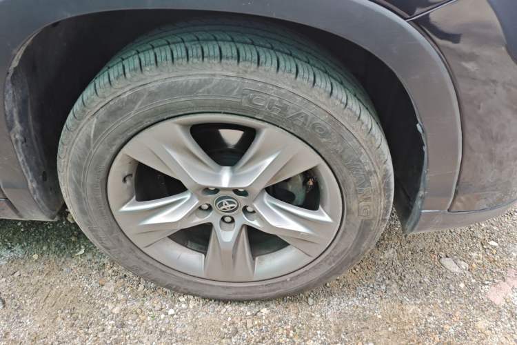 Used Toyota Highlander 2018 2.0T Four-Wheel Drive Luxury Edition 7 Seats China V Emission Standard Right Front Wheel Hub