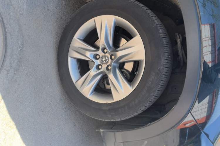 Used Toyota Highlander 2018 2.0T Four-Wheel Drive Luxury Version 7 Seats China VI Standard Right Front Wheel Hub