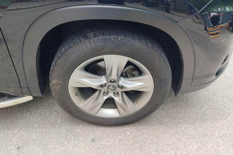Used Toyota Highlander 2018 2.0T Four-Wheel Drive Luxury Version 7 Seats China VI Standard Right Front Wheel Hub