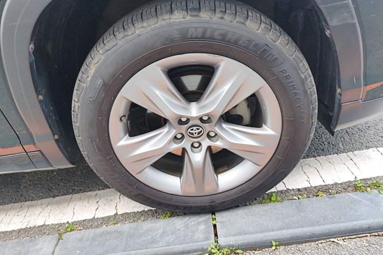 Used Toyota Highlander 2018 2.0T Four-Wheel Drive Luxury Edition 7 Seats China V Emission Standard Right Front Wheel Hub