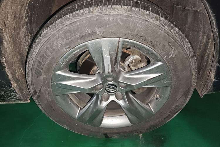 Used Toyota Highlander 2018 2.0T Four-Wheel Drive Luxury Version 7 Seats China VI Standard Right Front Wheel Hub