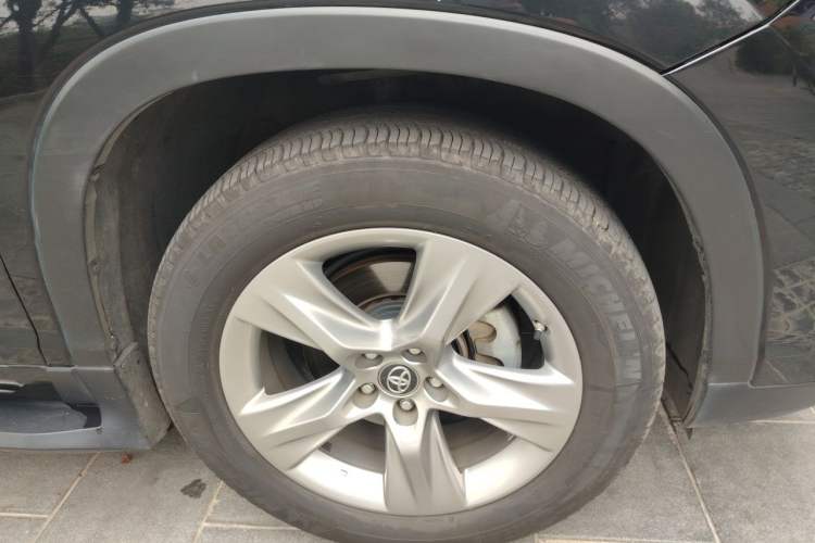 Used Toyota Highlander 2018 2.0T Four-Wheel Drive Prestige Version 7 Seats China VI Standard Right Front Wheel Hub