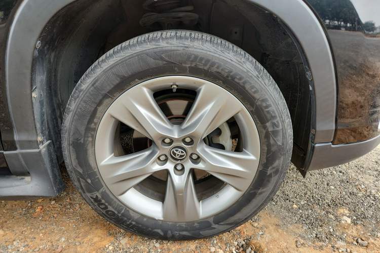 Used Toyota Highlander 2018 2.0T Two-Wheel-Drive Luxury Edition 7 Seats Emission Standard China V Right Front Wheel Hub