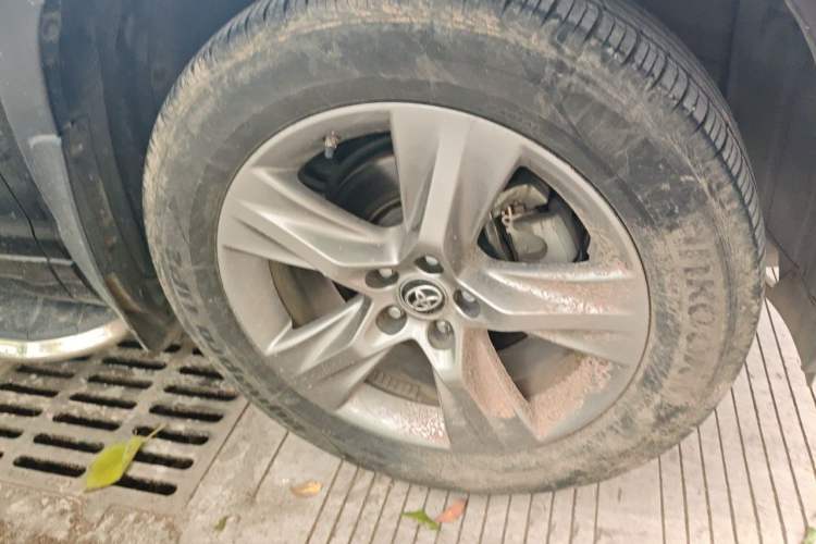 Used Toyota Highlander 2018 2.0T Four-Wheel Drive Prestige Version 7 Seats China VI Standard Right Front Wheel Hub