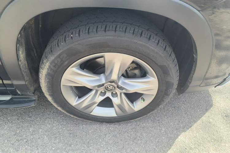 Used Toyota Highlander 2018 2.0T Four-Wheel Drive Luxury Edition 7 Seats China V Emission Standard Right Front Wheel Hub