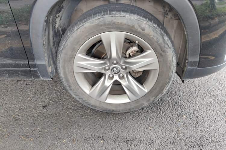 Used Toyota Highlander 2018 2.0T Four-Wheel Drive Luxury Version 7 Seats China VI Standard Right Front Wheel Hub