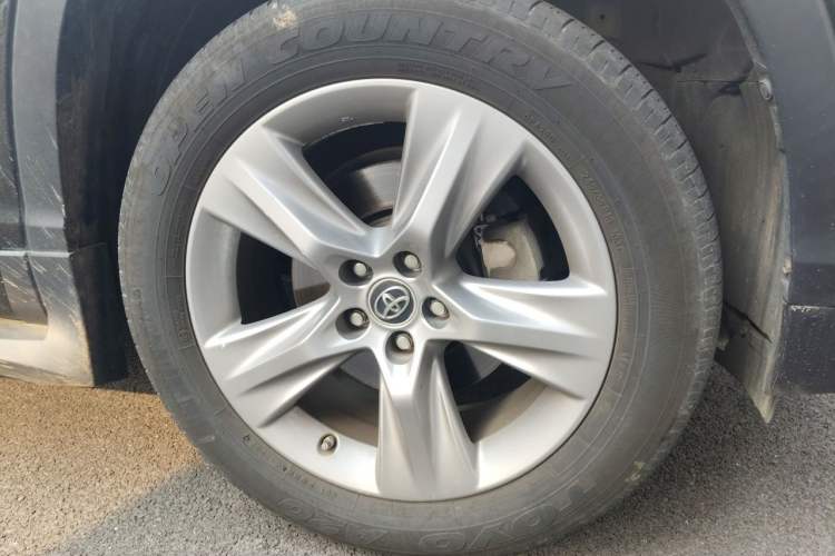 Used Toyota Highlander 2018 2.0T Two-Wheel Drive Prestige Version 7 Seats China V Emission Standard Right Front Wheel Hub