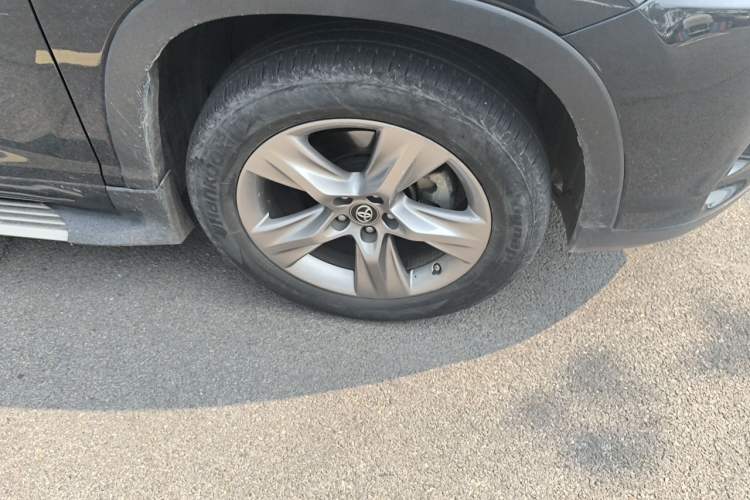 Used Toyota Highlander 2018 2.0T Four-Wheel Drive Luxury Version 7 Seats China VI Standard Right Front Wheel Hub