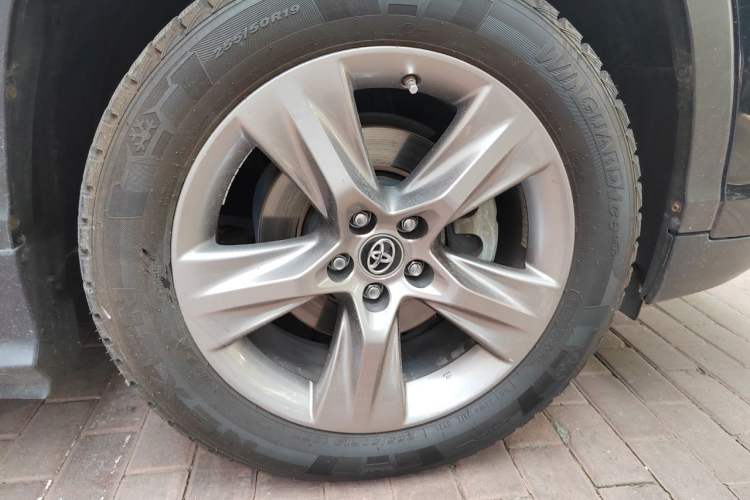 Used Toyota Highlander 2018 2.0T Four-Wheel Drive Luxury Edition 7 Seats China V Emission Standard Right Front Wheel Hub