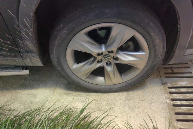 Used Toyota Highlander 2018 2.0T Four-Wheel Drive Luxury Version 7 Seats China VI Standard Right Front Wheel Hub