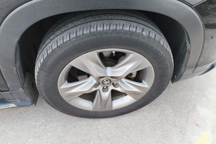 Used Toyota Highlander 2018 2.0T Four-Wheel Drive Luxury Edition 7 Seats China V Emission Standard Right Front Wheel Hub