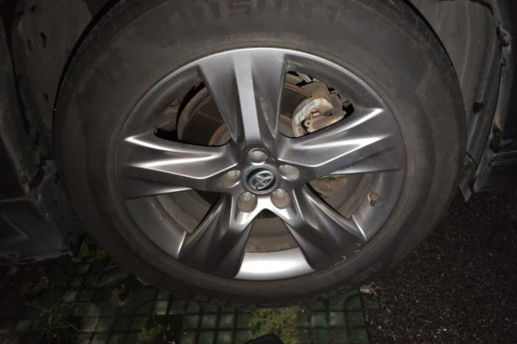 Used Toyota Highlander 2018 2.0T Four-Wheel Drive Luxury Version 7 Seats China VI Standard Right Front Wheel Hub