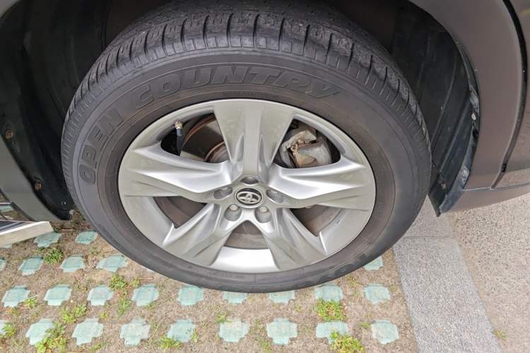 Used Toyota Highlander 2018 2.0T Four-Wheel Drive Luxury Version 7 Seats China VI Standard Right Front Wheel Hub