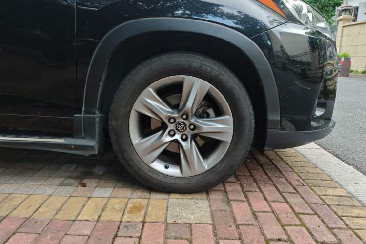 Used Toyota Highlander 2018 2.0T Four-Wheel Drive Luxury Edition 7 Seats China V Emission Standard Right Front Wheel Hub