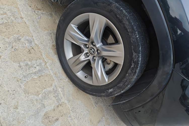 Used Toyota Highlander 2018 2.0T Four-Wheel Drive Luxury Edition 7 Seats China V Emission Standard Right Front Wheel Hub