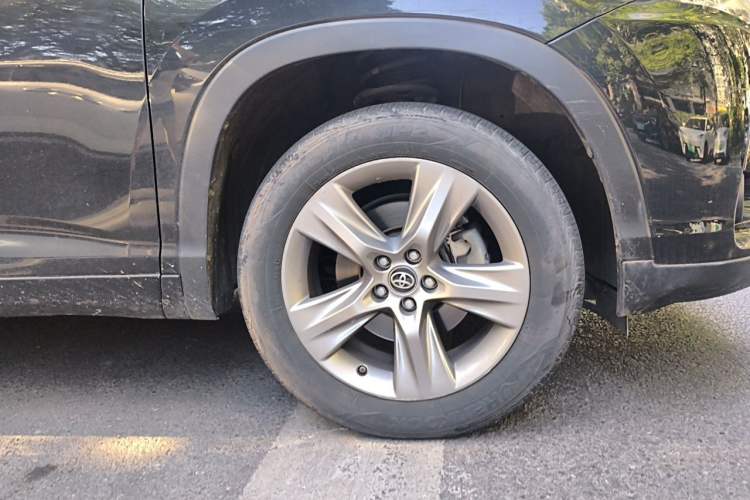 Used Toyota Highlander 2018 2.0T Four-Wheel Drive Luxury Version 7 Seats China VI Standard Right Front Wheel Hub