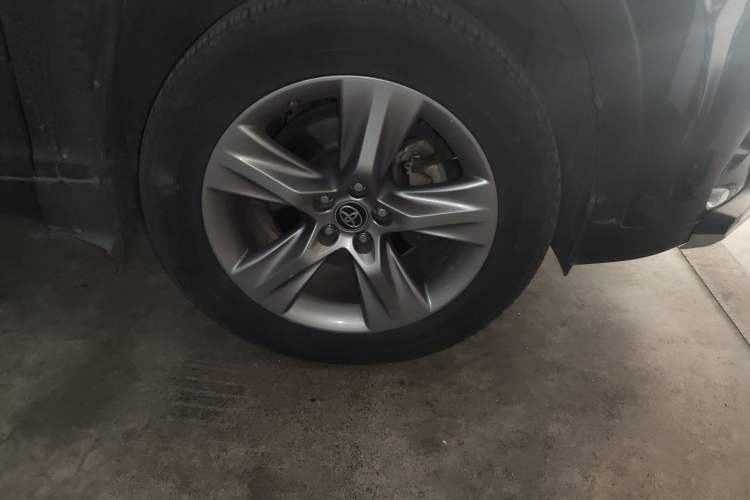 Used Toyota Highlander 2018 2.0T Two-Wheel Drive Prestige Version 7 Seats China V Emission Standard Right Front Wheel Hub
