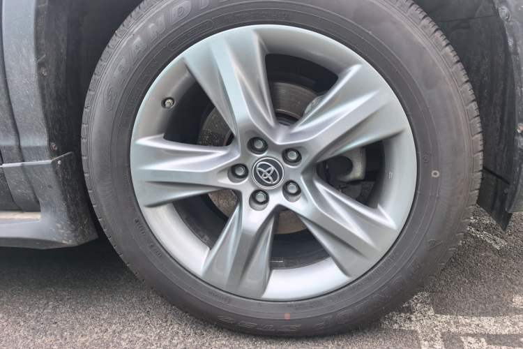 Used Toyota Highlander 2018 2.0T Two-Wheel-Drive Luxury Edition 7 Seats Emission Standard China V Right Front Wheel Hub