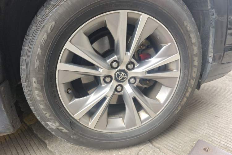 Used Toyota Highlander 2018 2.0T Two-Wheel Drive Elite Edition 7 Seats China VI Standard Right Front Wheel Hub