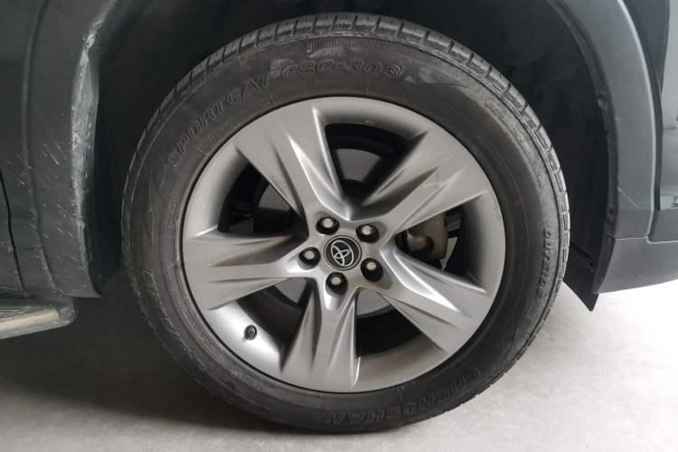 Used Toyota Highlander 2018 2.0T Four-Wheel Drive Prestige Version 7 Seats China VI Standard Right Front Wheel Hub