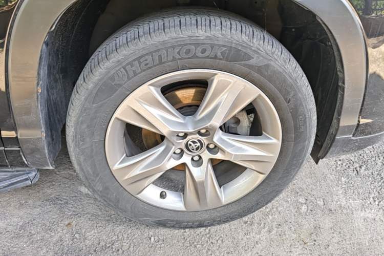 Used Toyota Highlander 2018 2.0T Four-Wheel Drive Luxury Edition 7 Seats China V Emission Standard Right Front Wheel Hub