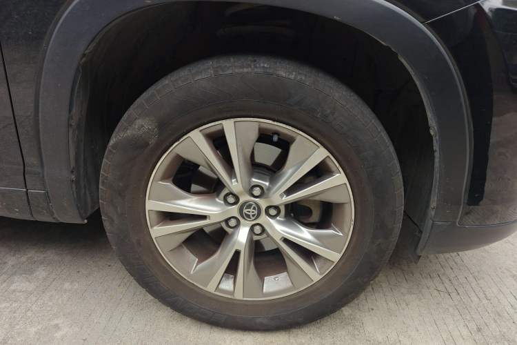 Used Toyota Highlander 2018 2.0T Two-Wheel Drive Elite Edition 5 Seats Emission Standard China V Right Front Wheel Hub