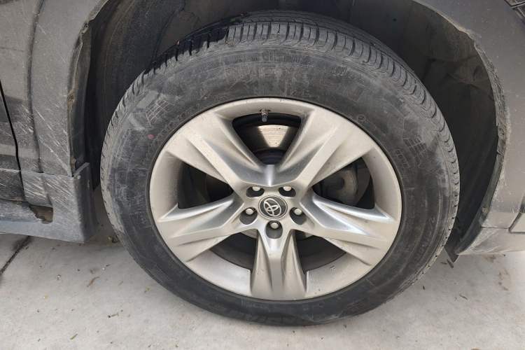 Used Toyota Highlander 2018 2.0T Four-Wheel Drive Luxury Version 7 Seats China VI Standard Right Front Wheel Hub