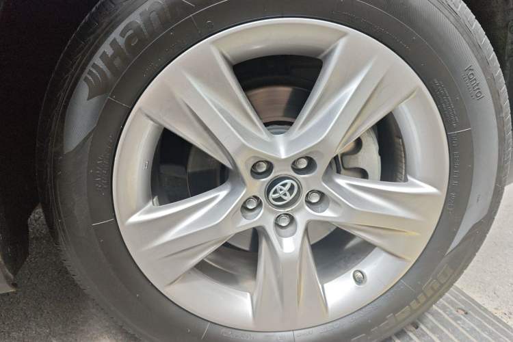 Used Toyota Highlander 2018 2.0T Four-Wheel Drive Luxury Version 7 Seats China VI Standard Right Front Wheel Hub