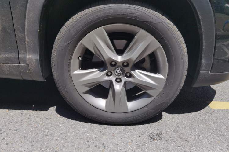 Used Toyota Highlander 2018 2.0T Four-Wheel Drive Luxury Version 7 Seats China VI Standard Right Front Wheel Hub