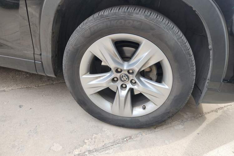Used Toyota Highlander 2018 2.0T Four-Wheel Drive Prestige Version 7 Seats China V Emission Standard Right Front Wheel Hub