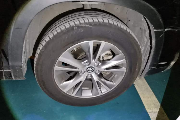 Used Toyota Highlander 2018 2.0T Two-Wheel Drive Elite Edition 7 Seats China VI Standard Right Front Wheel Hub