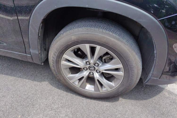Used Toyota Highlander 2018 2.0T Two-Wheel Drive Elite Version 5 Seats China VI Standard Right Front Wheel Hub