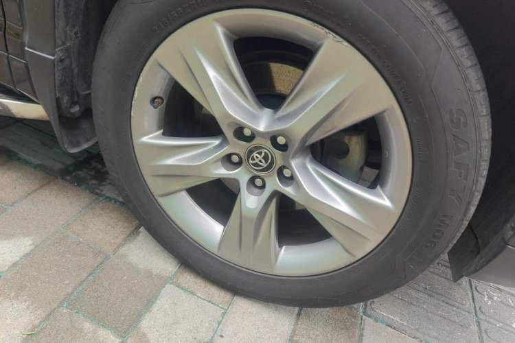 Used Toyota Highlander 2018 2.0T Four-Wheel Drive Prestige Version 7 Seats China V Emission Standard Right Front Wheel Hub