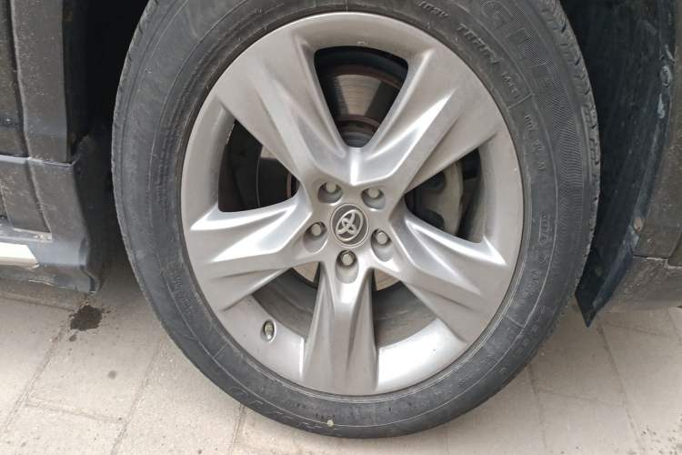 Used Toyota Highlander 2018 2.0T Four-Wheel Drive Luxury Edition 7 Seats China V Emission Standard Right Front Wheel Hub