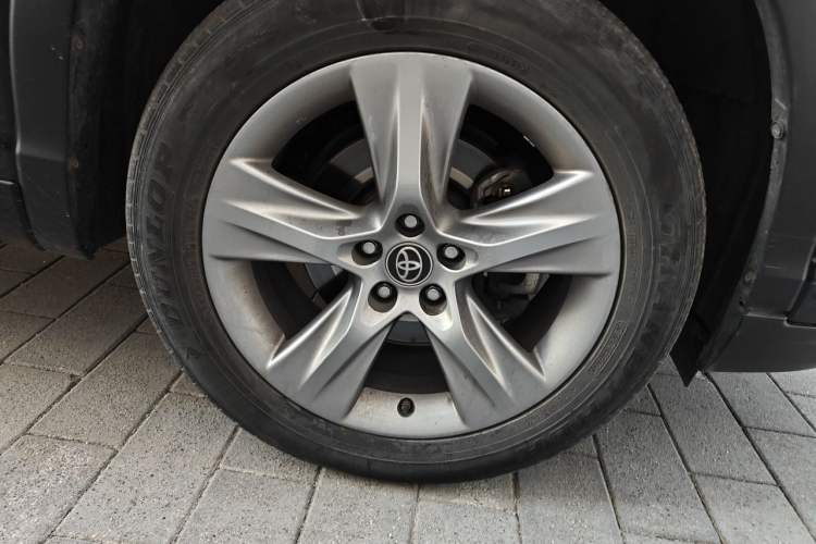 Used Toyota Highlander 2018 2.0T Four-Wheel Drive Prestige Version 7 Seats China V Emission Standard Right Front Wheel Hub