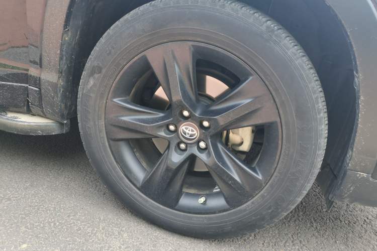 Used Toyota Highlander 2018 2.0T Four-Wheel Drive Knight Edition 7 Seats China VI Standard Right Front Wheel Hub