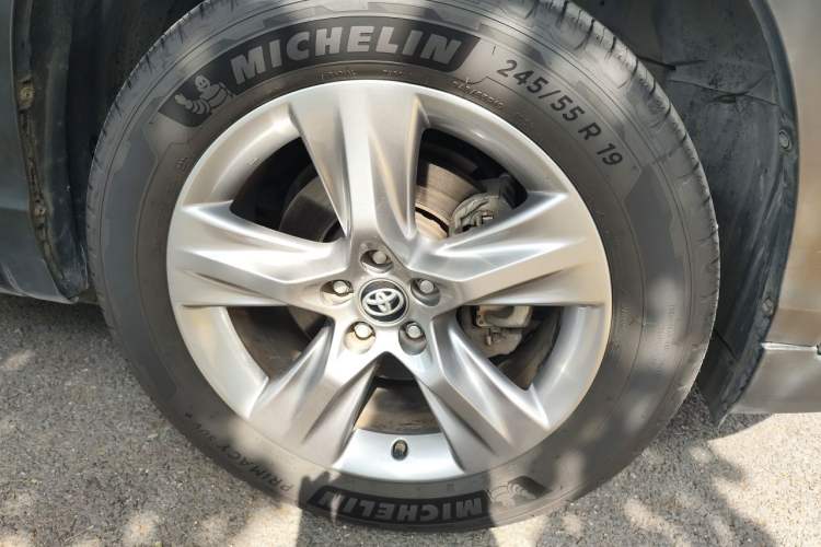 Used Toyota Highlander 2018 2.0T Four-Wheel Drive Luxury Edition 7 Seats China V Emission Standard Right Front Wheel Hub