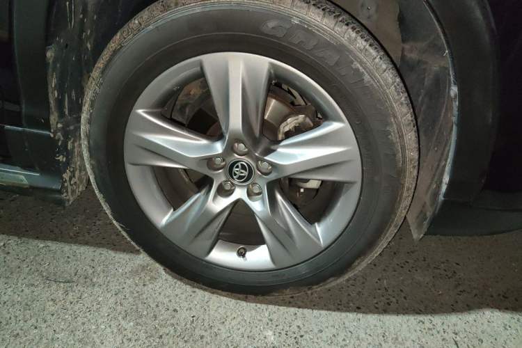 Used Toyota Highlander 2018 2.0T Four-Wheel Drive Luxury Edition 7 Seats China V Emission Standard Right Front Wheel Hub