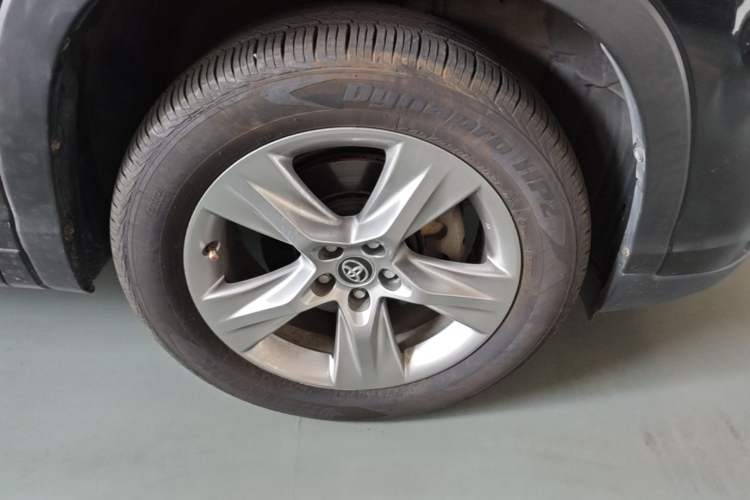 Used Toyota Highlander 2018 2.0T Four-Wheel Drive Prestige Version 7 Seats China VI Standard Right Front Wheel Hub