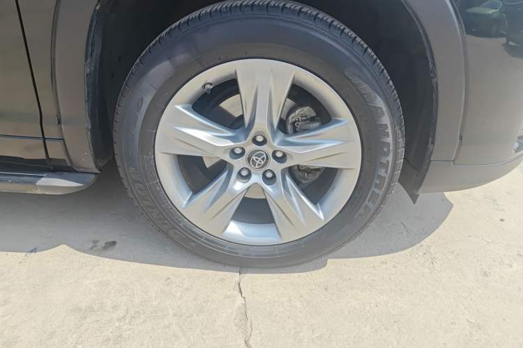 Used Toyota Highlander 2018 2.0T Four-Wheel Drive Luxury Edition 7 Seats China V Emission Standard Right Front Wheel Hub
