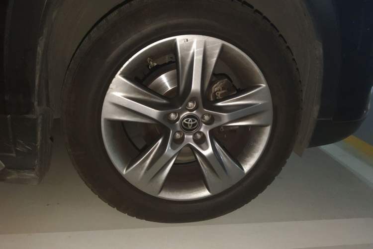 Used Toyota Highlander 2018 2.0T Four-Wheel Drive Luxury Edition 7 Seats China V Emission Standard Right Front Wheel Hub