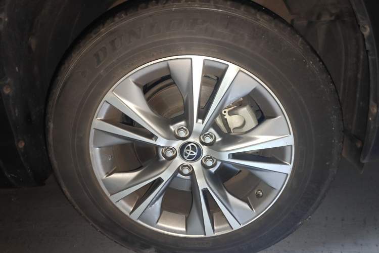Used Toyota Highlander 2018 2.0T Two-Wheel Drive Elite Version 5 Seats China VI Standard Right Front Wheel Hub