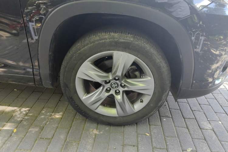Used Toyota Highlander 2018 2.0T Four-Wheel Drive Prestige Version 7 Seats China VI Standard Right Front Wheel Hub