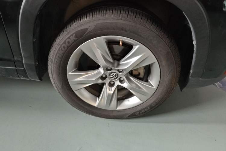 Used Toyota Highlander 2018 2.0T Four-Wheel Drive Prestige Version 7 Seats China VI Standard Right Front Wheel Hub